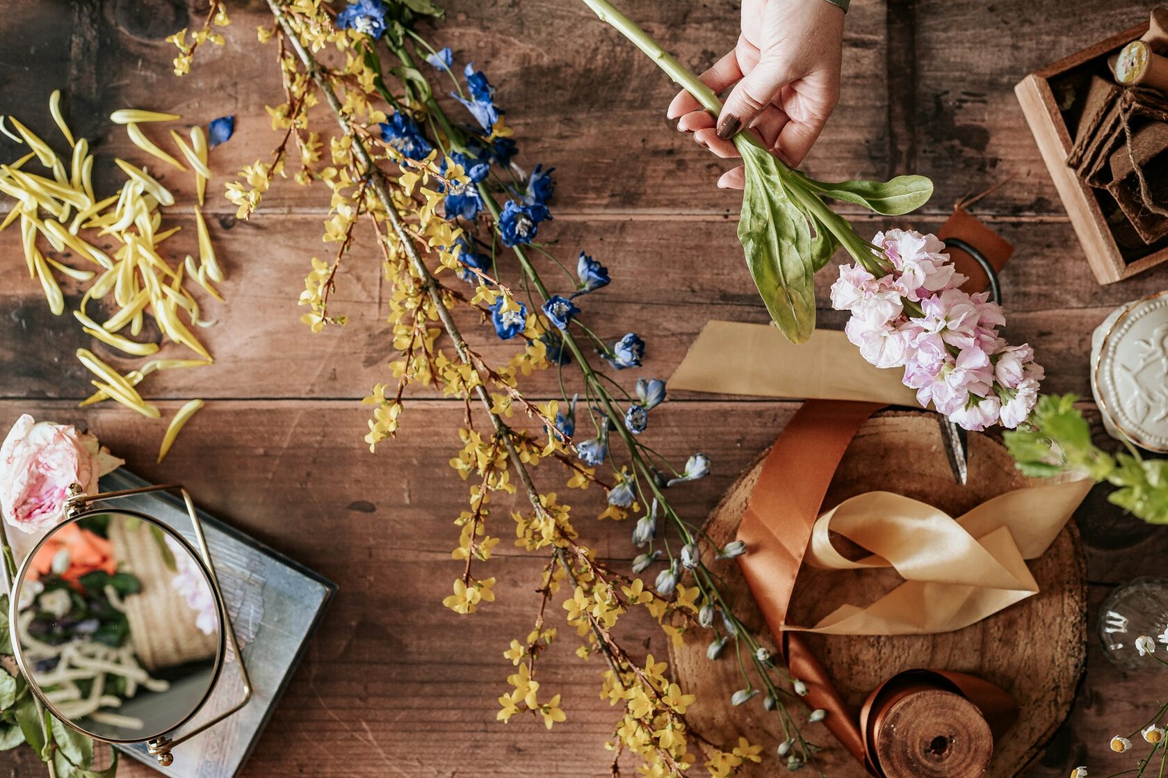 Florista a preparar um bouquet com as mãos